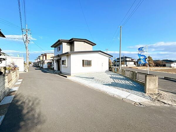 【リフォーム済】外観別アングルです。道路から出入りがしやすい場所にあります。