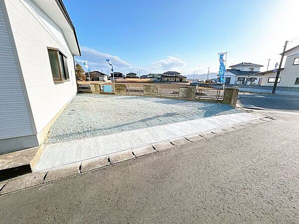 【リフォーム済】駐車場です。庭木伐採し2台停まるよう拡張致しました。（車種によります）