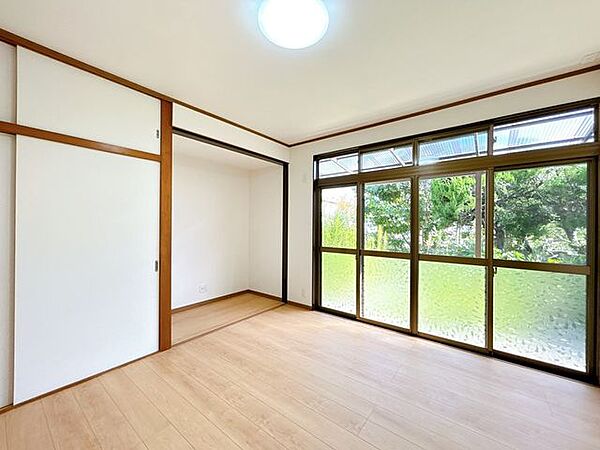 【リフォーム済】1階8帖の洋室です。床は永大産業製のフローリングに張替、天井と壁のクロスを張替え、LED照明に交換致しました。ベッドもゆったりおける空間ですので、ご夫婦の寝室にいかがでしょうか。