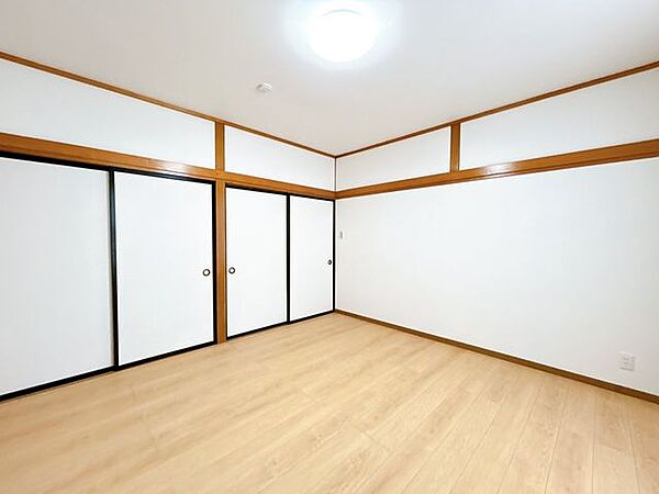 【リフォーム済】2階8帖和室は8帖の洋室に間取り変更しました。床は永大産業製のフローリングに張替え、天井壁のクロスは張替えました。お子様のお部屋にいかがでしょうか。