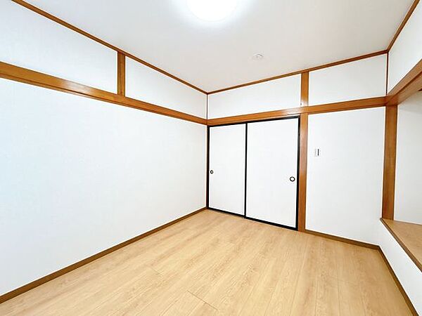 【リフォーム済】2階6帖和室は6帖の洋室に間取り変更しました。床は永大産業製のフローリングに張替え、天井壁のクロスは張替えました。収納部屋としても活用できますね。