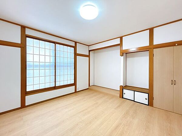 【リフォーム済】2階8帖洋室を別アングルから撮影しました。和室だったころの名残が残っていて趣深いですね。
