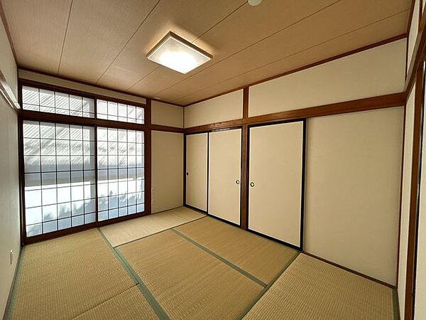 【リフォーム済】1階の6帖和室です。畳は表替え、ふすま障子は張り替えました。い草の香りに癒される、居心地の良いお部屋に仕上がりました。