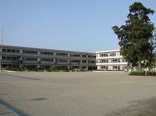 【周辺環境】亘理町立長瀞小学校まで約2400m、徒歩約30分。交通量も少なく通学に便利な立地です、子育て環境が充実しております。