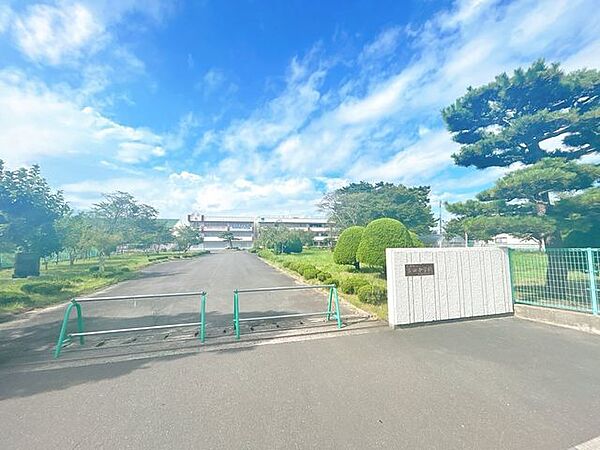 【周辺環境】亘理町立吉田中学校まで約1500ｍ、徒歩約19分。交通量も少なく通学に便利な立地です、子育て環境が充実しております。