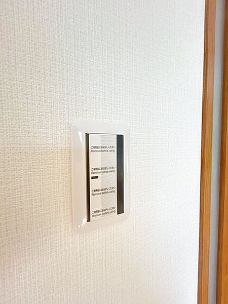 【リフォーム済】照明スイッチは全てワイドタイプに交換。毎日手に触れる部分なので気になりますよね。新品できれいですし、見た目もオシャレで押しやすいです。