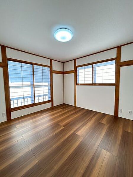 【リフォーム完了】2階西側8帖洋室です。和室から洋室へ間取り変更を行いました。収納があるので広々生活出来ますよ。
