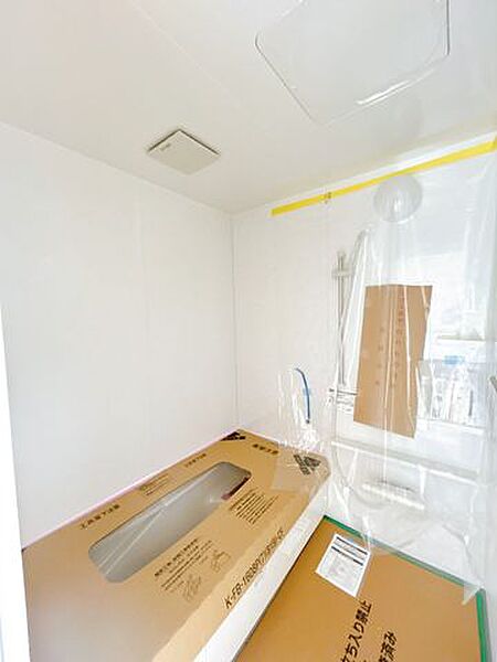 【リフォーム中】浴室は新品のユニットバスに交換。心地よい入浴を可能にした形状の浴槽は安全面を考慮し床に凹凸が付いています。広々1坪タイプでのんびり入浴でき、一日の疲れを癒せますよ。