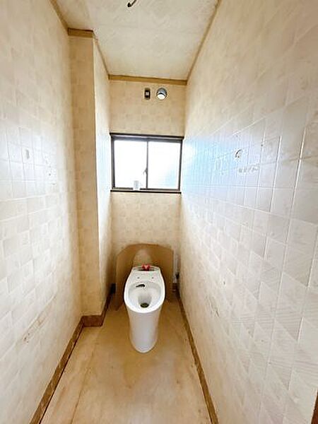 【リフォーム中】トイレは温水洗浄付便器に新品交換。天井・壁はクロス貼り換え、床はクッションフロアに張替えます。清潔感のあるトイレに仕上がります。