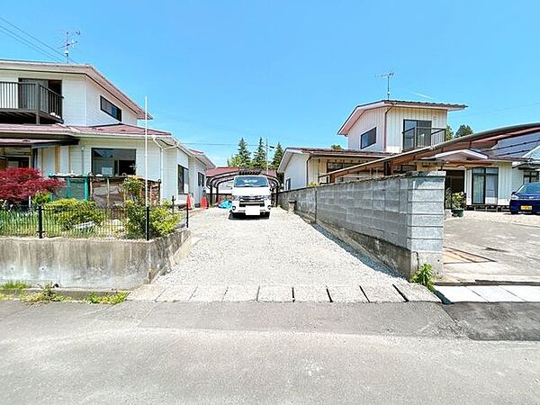 【リフォーム中】駐車場です。縦列3台停まるようになります。（車種によります。）