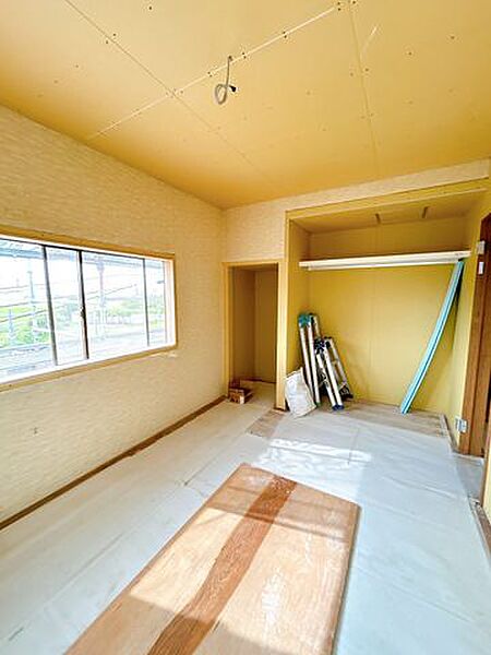 【リフォーム中】2階の西側和室は、6.5帖の洋室に変更します。床は永大産業製のフローリングに張替、天井と壁のクロスを張替え、LED照明に交換予定です。
