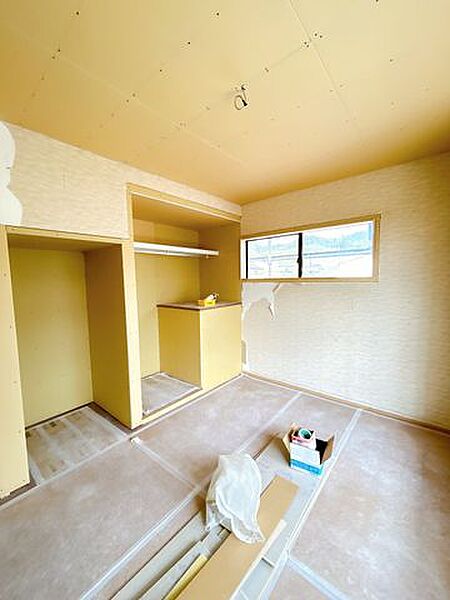 【リフォーム中】2階の東側和室は、6.5帖の洋室に変更します。床は永大産業製のフローリングに張替、天井と壁のクロスを張替え、LED照明に交換予定です。