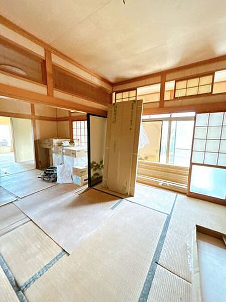 【リフォーム中】続き間の和室です。畳は表替え、ふすま障子は張り替えます。い草の香りに癒される、居心地の良いお部屋に仕上がります。