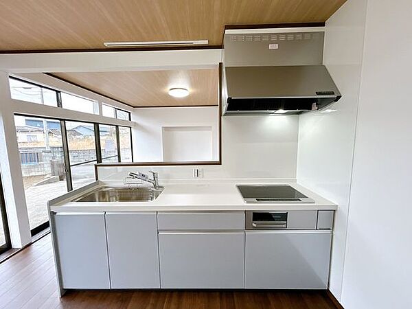 【リフォーム済み】新品のキッチンに交換しました。対面式なので家事が楽になりますよ。