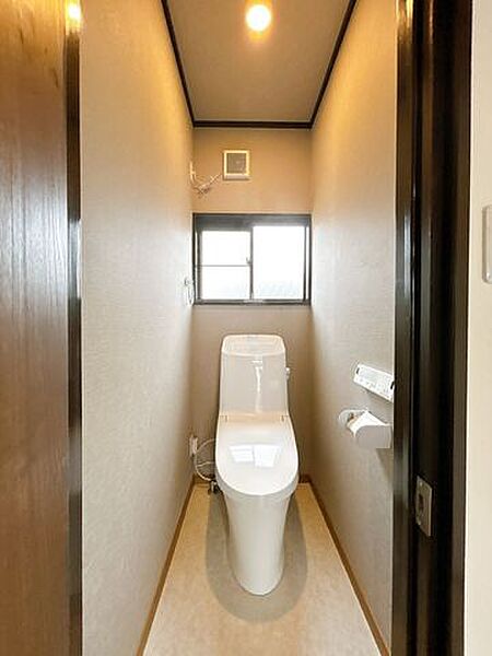 【リフォーム済み】新品のトイレに交換しました。換気扇も交換したので窓を開けなくても換気が出来ますよ。