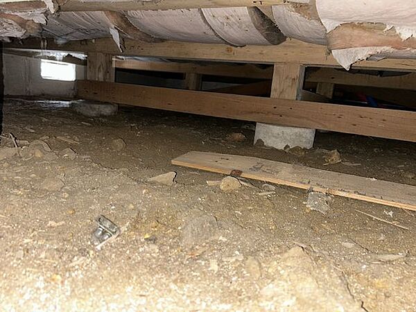 中古住宅の3大リスクである、雨漏り、主要構造部分の欠陥や腐食、給排水管の漏水や故障を2年間保証します。その前提で床下まで確認の上でリフォームし、シロアリの被害調査と防除工事もおこないます。