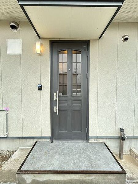 【リフォーム済み】玄関ドアは鍵交換をいたしました。ポーチ照明も新品交換したので、明るくすっきりとした印象に仕上がっています。