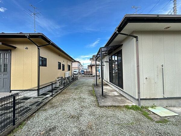 【リフォーム済み】外観別アングルです。隣との距離もあるので、プライバシーも保たれています。