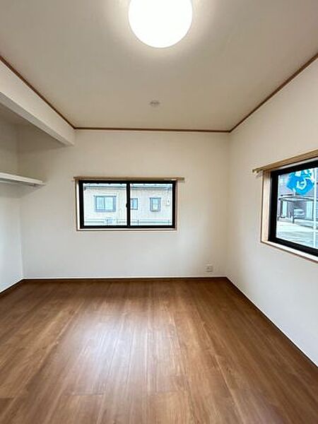 【リフォーム済み】6帖洋室です。床を張替え、クロスも張り替えました。パイプ付きの収納棚がついているので、お洋服の収納には困りませんね。