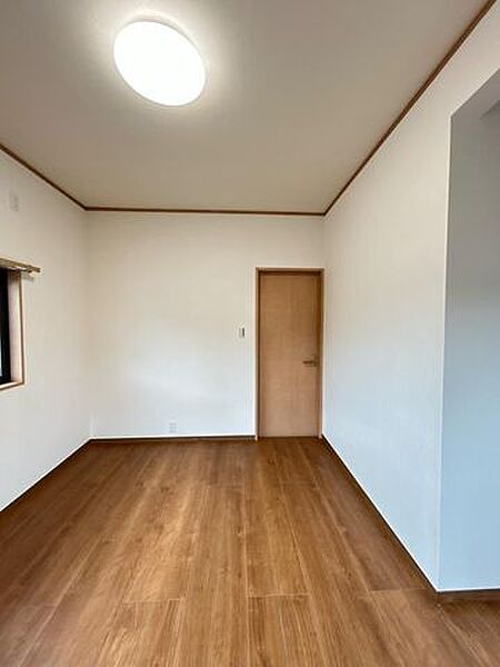 【リフォーム済み】北西側6帖洋室の別アングルです。