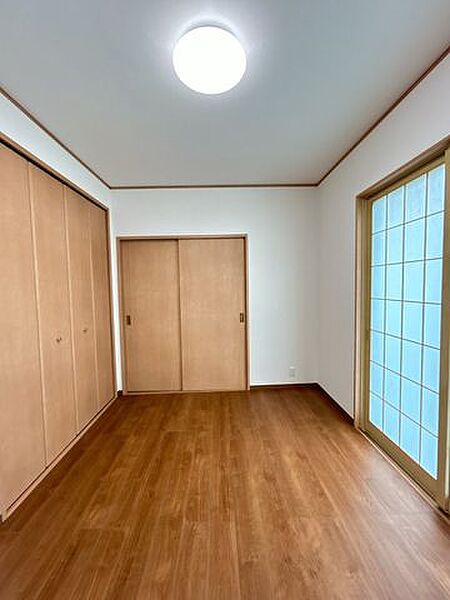 【リフォーム済み】LDKとつながっている6帖洋室の別アングルです。