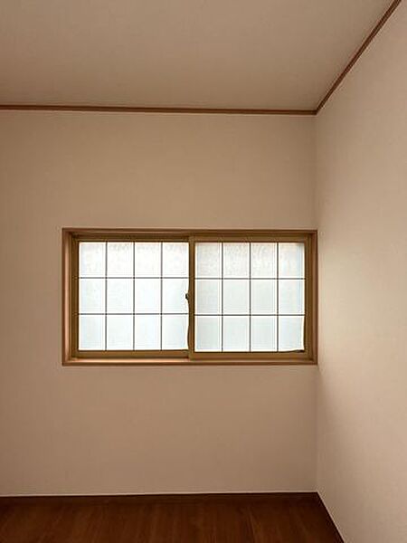 【リフォーム済み】LDKとつながっている洋室6帖の窓は内窓がついています。