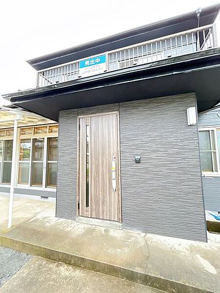 【リフォーム完了】玄関ドアは交換を行いました。ポーチ部分の照明を新品交換したので、お客様を迎える玄関廻りは、明るくスッキリとした印象に仕上がります。