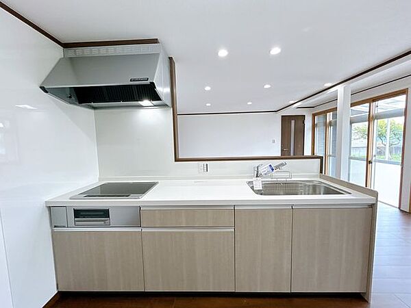 【リフォーム完了】キッチンは幅約240cmと広々しています。