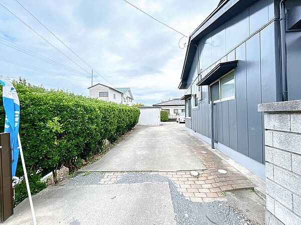 【リフォーム完了】駐車場への入り口部分です。狭く感じますが、入ると広いのでお車の転回は問題なくできます。