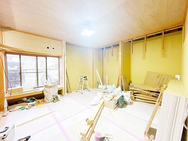 【リフォーム中】1階10帖和室は洋室に間取り変更します。床は永大産業製のフローリングに張替え、天井壁のクロスは張替えます。来客用のお部屋としても使えそうですね。