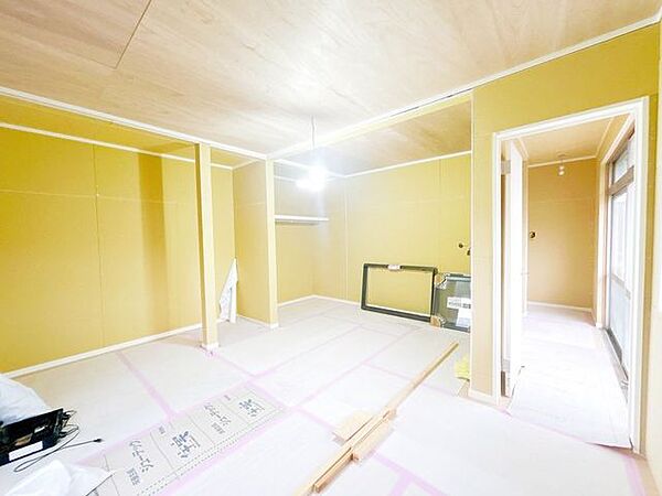 【リフォーム中】2階東側10.5帖洋室です。現在和室続き間ですが、つなげて広々お使いいただけるようになります。床は永大産業製のフローリングに張替え、天井壁のクロスは張替えます。
