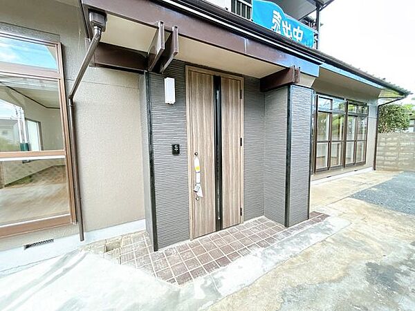 【リフォーム済】玄関ドアは交換を行いました。ポーチ部分の照明を新品交換したので、お客様を迎える玄関廻りは、明るくスッキリとした印象に仕上がっています。
