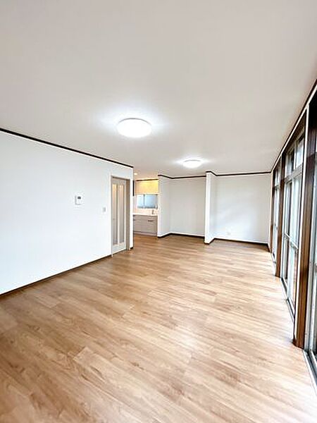 【リフォーム済】21.25帖LDKは、天井と壁のクロスを張り替え、床は永大産業製のフローリングに張り替えました。汚れが拭き取りやすく傷もつきにくい素材なので、お掃除もラクラクです。