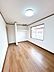 子供部屋：【リフォーム済】2階和室は6.5帖洋室に間取り変更しました。床は永大産業製のフローリングに張替え、天井壁のクロスは張替えました。お子様のお部屋にいかがでしょうか。