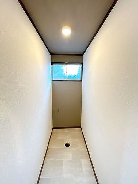 【リフォーム中】温水洗浄付便器に新品交換予定です。天井・壁はクロス貼り換え、床はクッションフロアに張替えました。清潔感のあるトイレに仕上がります。