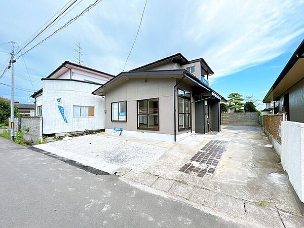 【リフォーム済】外壁屋根は塗装し、防水性や耐久性を高めるリフォームを致しました。駐車場は拡張し、約4台分停まるようになりました。（車種によります）