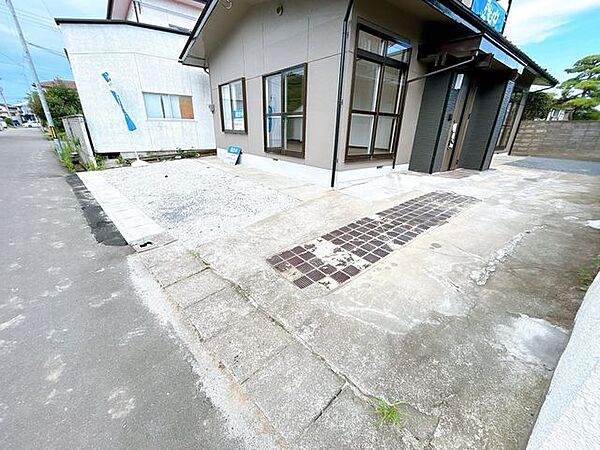 【リフォーム済】外観別アングルです。駐車場拡張に伴い塀の解体や側溝蓋新設などを行いました。