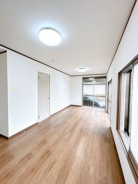 【リフォーム済】1階10.5帖洋室です。床は永大産業製のフローリングに張替え、天井壁のクロスは張替えました。