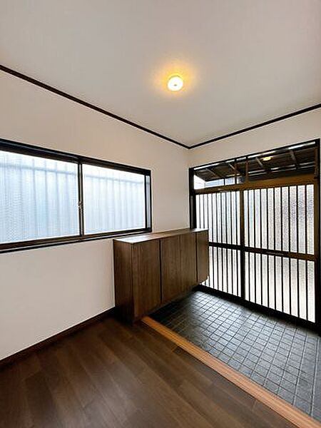【リフォーム完了】玄関ホールです。シューズボックスを交換し、天井・壁のクロスを張替え、床のフローリングを張替えました。玄関はお家の顔となる部分だからこそ、第一印象が大切ですね。
