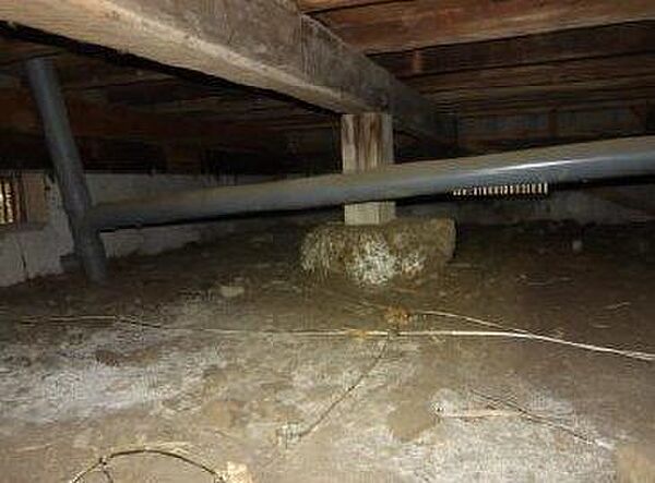 中古住宅の3大リスクである、雨漏り、主要構造部分の欠陥や腐食、給排水管の漏水や故障を2年間保証します。その前提で床下まで確認の上でリフォームし、シロアリの被害調査と防除工事もおこないました。