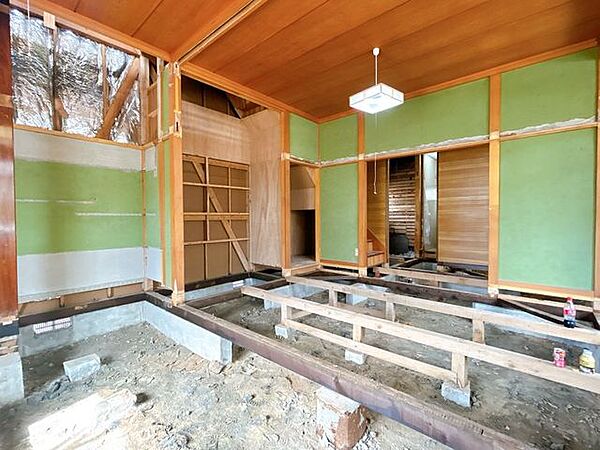 【リフォーム中】和室続き間を18.25帖LDKに間取変更します。天井と壁のクロスを張り替え、床は永大産業製のフローリングに張り替えます。