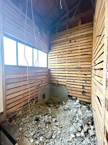 【リフォーム中】浴室は新品のユニットバスに交換。心地よい入浴を可能にした形状の浴槽は安全面を考慮し床に凹凸が付いています。広々1坪タイプでのんびり入浴でき、一日の疲れを癒せますよ。
