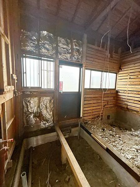 【リフォーム中】洗面脱衣室です。床はクッションフロア張替え、壁と天井のクロス張替、新品洗面台設置、照明交換でキレイに仕上げます。
