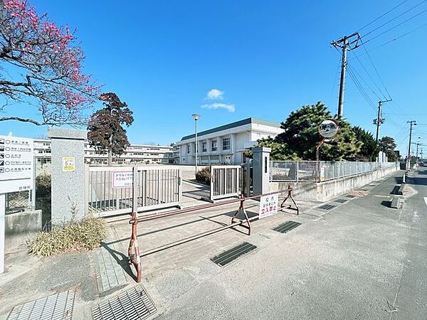 亘理町立亘理小学校まで約500m、徒歩約7分。交通量も少なく通学に便利な立地です、子育て環境が充実しております。