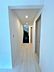 室内：【リフォーム済み】廊下は、天井・壁のクロスを張替え、永大産業製のフローリングを張替えました。照明も交換し、明るい印象に生まれ変わっています。