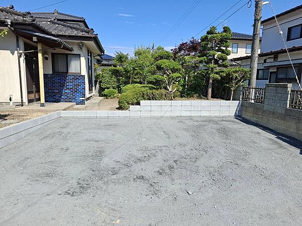 【リフォーム中】お庭写真です。一部は駐車場になり、残る庭木は剪定いたします。道路からの目隠しの役割も担います。