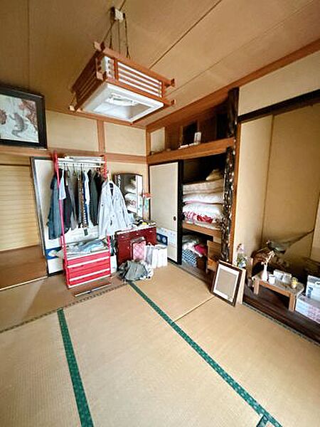 【リフォーム中】和室続き間は17.5帖LDKにします。天井と壁のクロスを張り替え、床は永大産業製のフローリングに張り替えます。汚れが拭き取りやすく傷もつきにくい素材なので、お掃除もラクラクです。