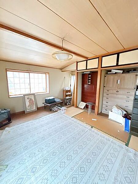 【リフォーム中】2階の西側和室は約9.9帖の洋室に間取り変更します。床は永大産業製のフローリングに張替え、天井壁のクロスは張替えます。ご夫婦の寝室にいかがでしょうか。