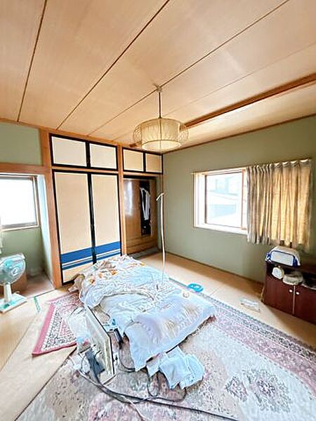 【リフォーム中】2階の東側和室は8帖の洋室に間取り変更します。床は永大産業製のフローリングに張替え、天井壁のクロスは張替えます。お子様のお部屋にいかがでしょうか。