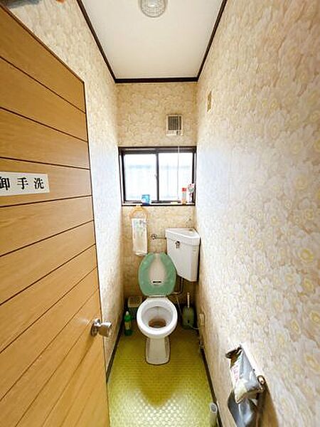 【リフォーム中】トイレは温水洗浄付便器に新品交換。天井・壁はクロス貼り換え、床はクッションフロアに張替えます。清潔感のあるトイレに仕上がります。